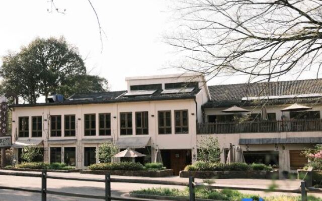 Under the Tree Little White House · Shaun the Sheep Theme Homestay