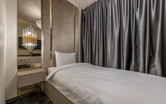 Single room (full double bed) (extra bed not included)