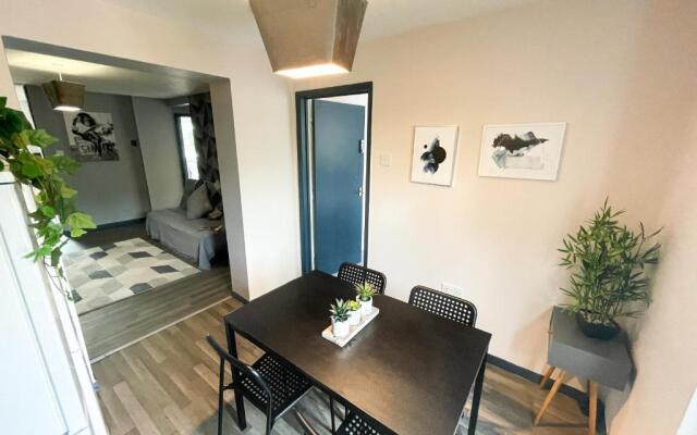 Canterbury Modern 6 Bedroom House with Hot Tub