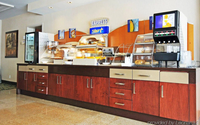 Holiday Inn Express Hotel & Suites Ottawa Airport by IHG