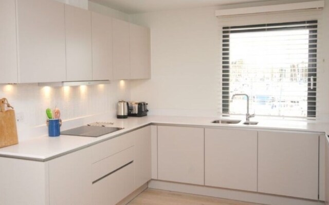 9 The Salterns, Chichester 402415
