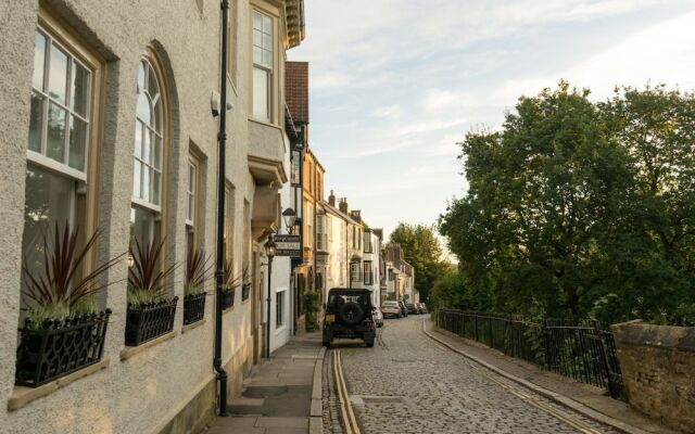 Forty Winks Guest House & Residence