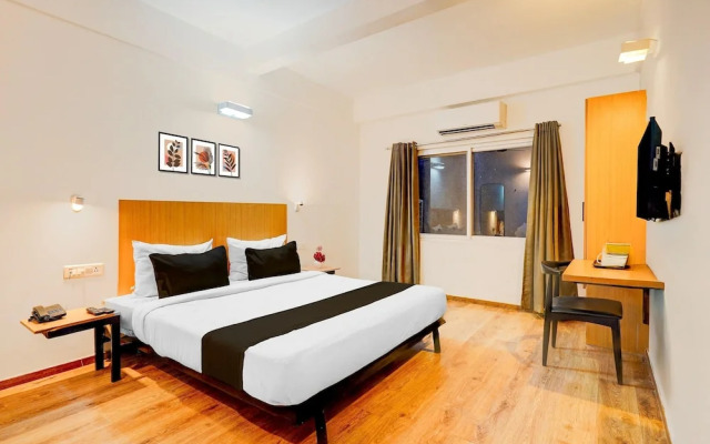 Spacious Comfort Stays Near Aerospace Museum