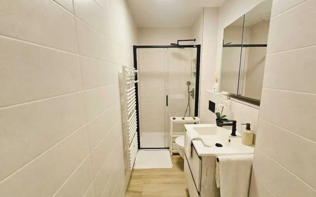 Central 2BR Flat w terrace&parking