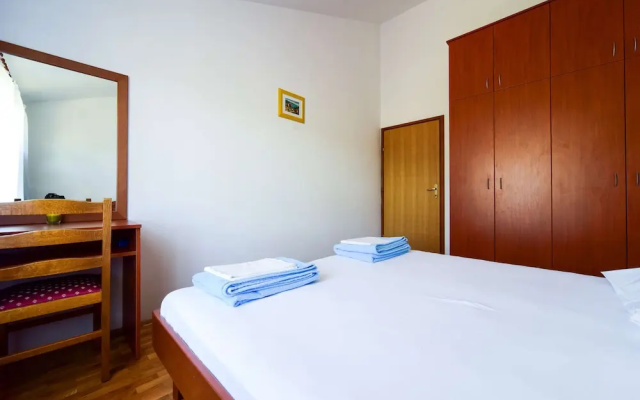 Deluxe Two-bedroom Apartment With a Jacuzzi Large Terrace With Garden