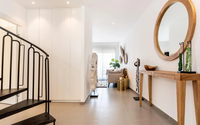 2 Bedroom Duplex with Amazing Sea View Terrace