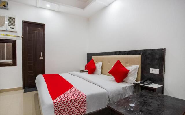 Capital O 42035 Hotel Raj Ganga