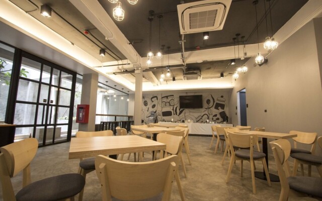 Super OYO 426 All Day Hostel @ Sukhumvit