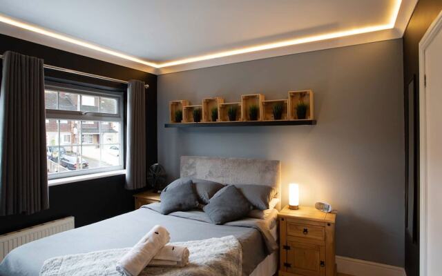 Modern Holiday Home in Bristol with Hot Tub