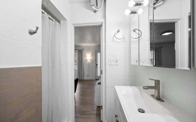 Chic City Retreat 97 Sleeps 2!