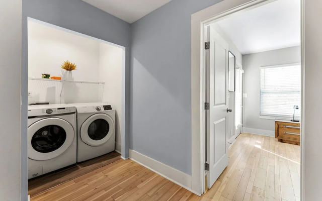 City Oasis With Hot Tub Group-friendly