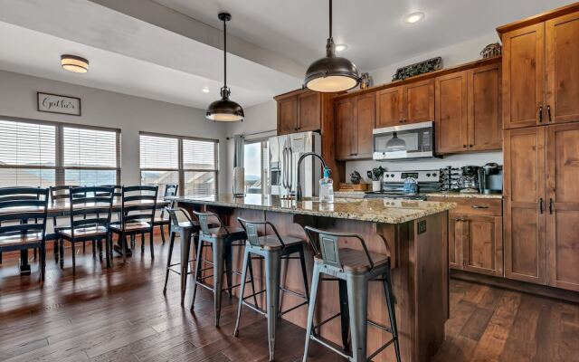 Rockwood Lake Lodge 7 Bedroom Home by RedAwning