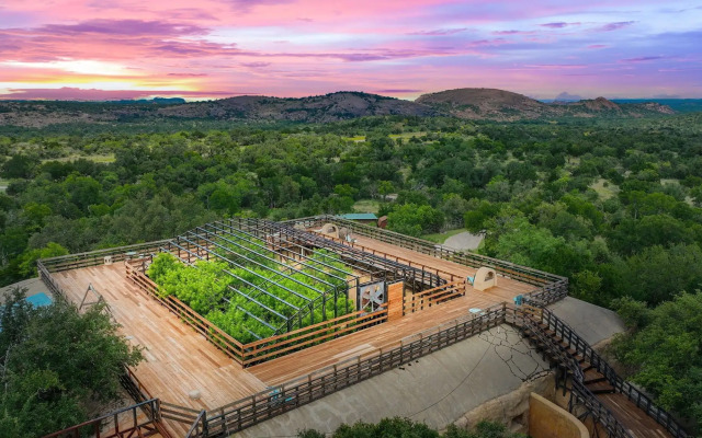The Trois Estate at Enchanted Rock