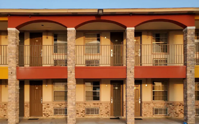 Econo Lodge Inn & Suites