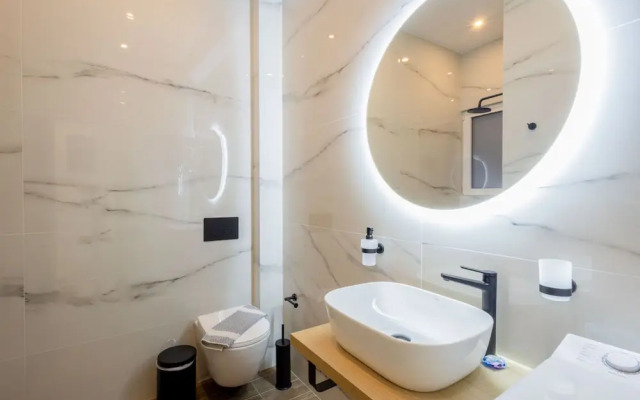 Modern 2-bedroom Gem Close to Metro