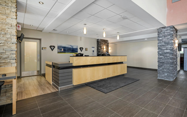 Best Western Plus Airport Inn & Suites