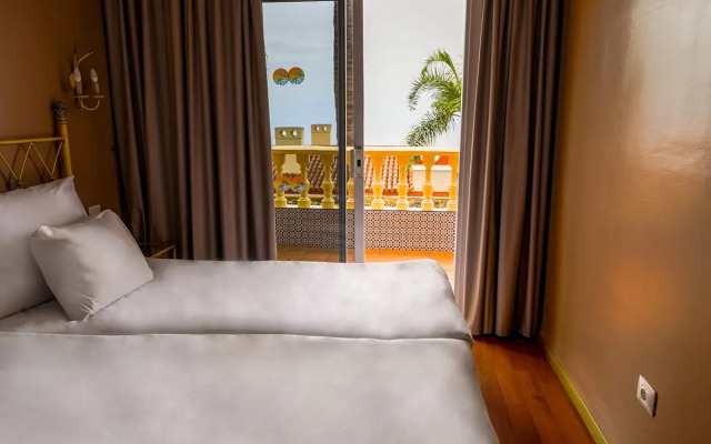 Coral La Quinta Park Suites