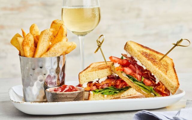 Holiday Inn Hotel Woodland Hills (Warner Ctr)