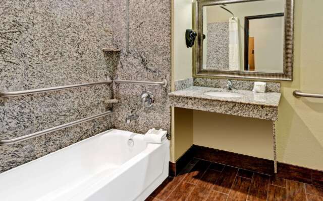 Super 8 by Wyndham San Antonio/Alamodome Area
