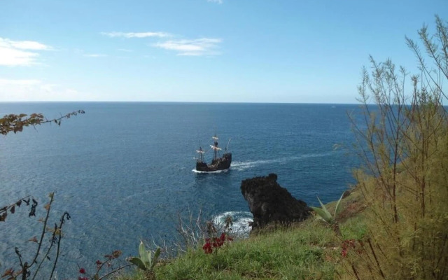 Sunny Apartment with pool by the sea