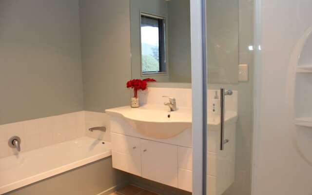 6 Mt Isobel Place