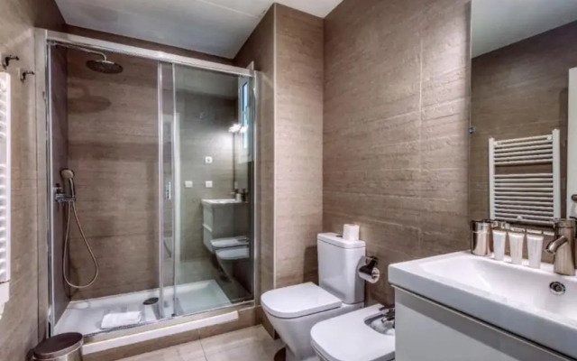 Perfectly located 4-bed 4-bath apartment in Barcelona 2-1