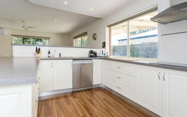 WOODLAND HEATH ESCAPE PET FRIENDLY WIFI AND LINEN Inc