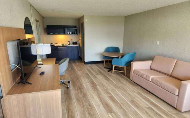 Days Inn & Suites by Wyndham Fort Pierce Midtown