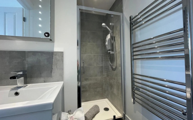Stunning Town Centre Penthouse w Sea Views
