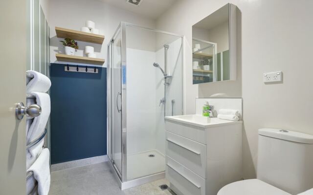 Super Chic Apt nr Albany Mall - Carpark