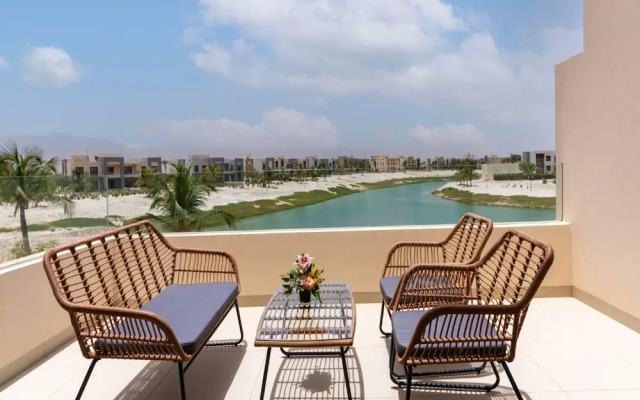 Elegant Lagoon View With Balcony