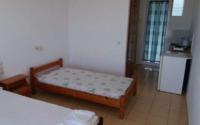 Yanna Studios & Apartments