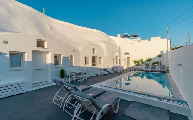 Beautiful 4-bed Cave House Near Fira, Private Pool