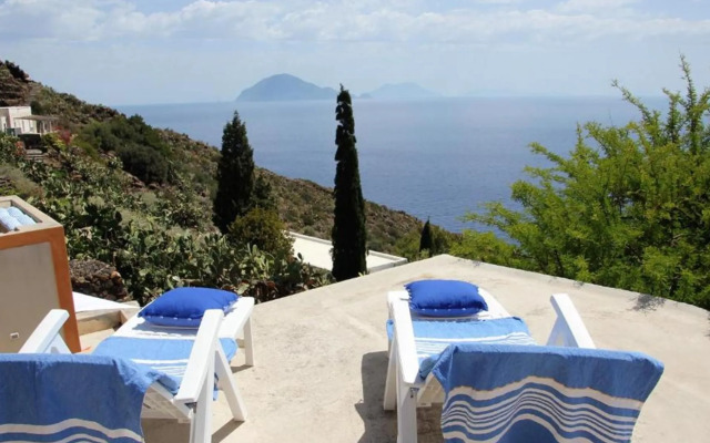 Alicudi Giardino dei Carrubi