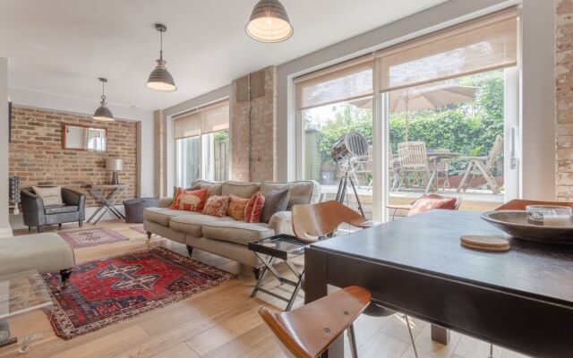 Chic 2 Bedroom Garden House in Dalston