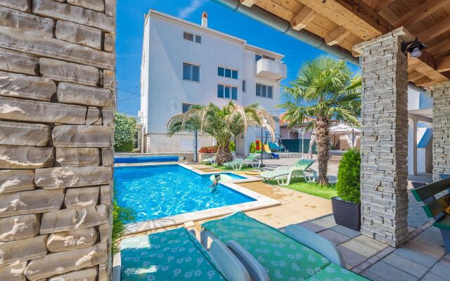 Room Tomo - open pool and pool for children: R1 Sukosan, Zadar riviera