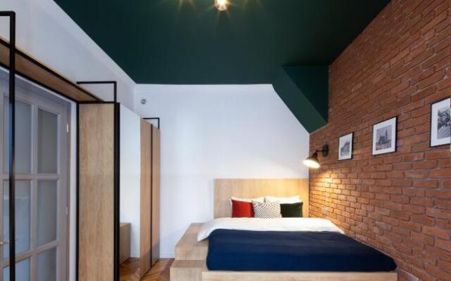 Old Town Courtyard Apartment with private parking