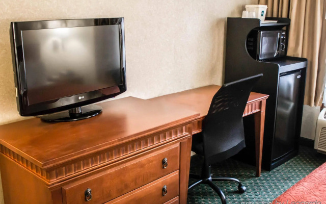 Econo Lodge Glens Falls / Lake George