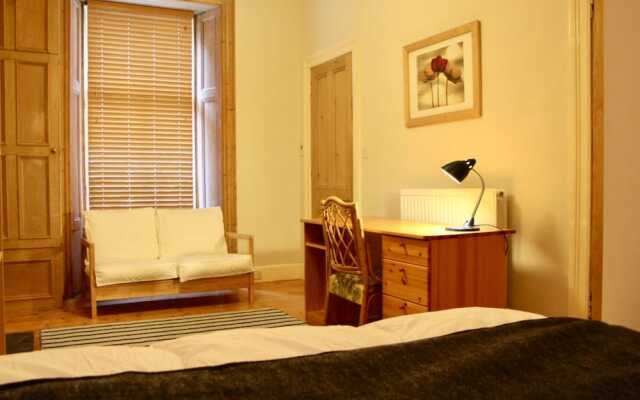 Traditional 2 Bedroom Apartment in Edinburgh