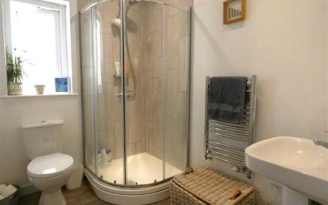 Beautiful 4-bed House With Countryside Views
