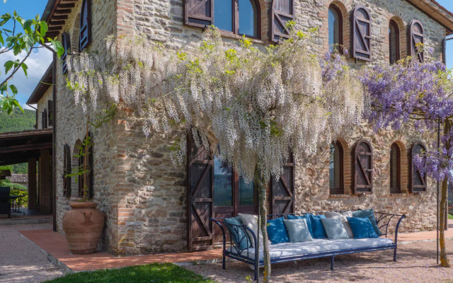 Beautiful Villa in San Giovanni del Pantano With Pool