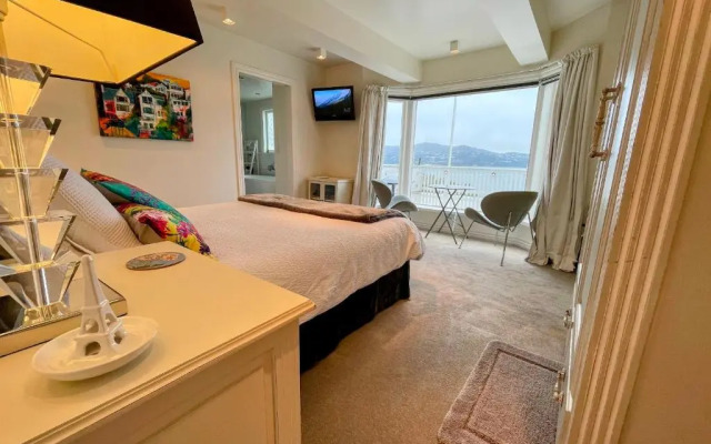 Private Luxurious Studio w Outdoor Living & Views!
