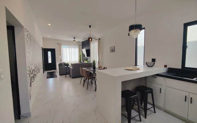 Beautiful 3bed 2bath new Home With Pool in Town