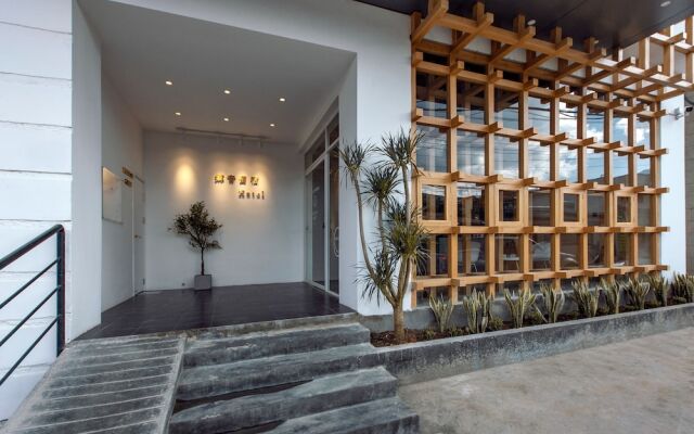 Hometown Voice · Stay at Vista Designer's Garden