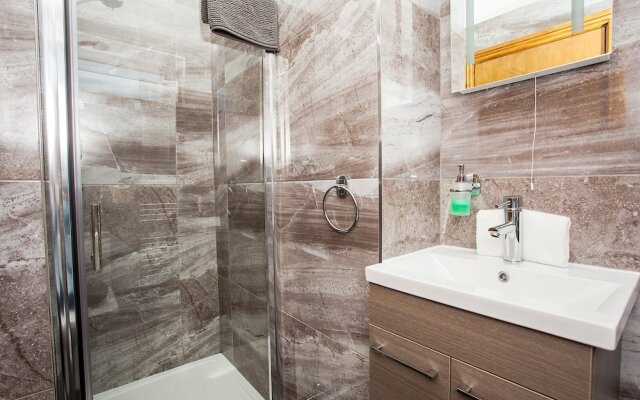 Central 3 Bedroom Townhouse Near O'Connell Street