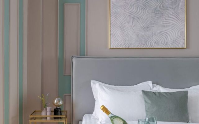 HOLT’s Sublime Minty Green 1BR on the Park