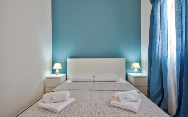 Few Minutes Walk of The Strand 1-bedroom Apartment