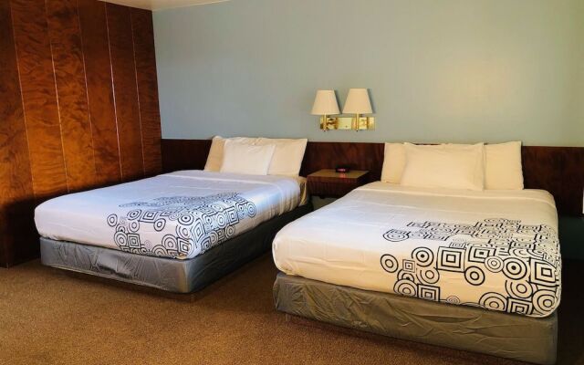 Curly Redwood Lodge