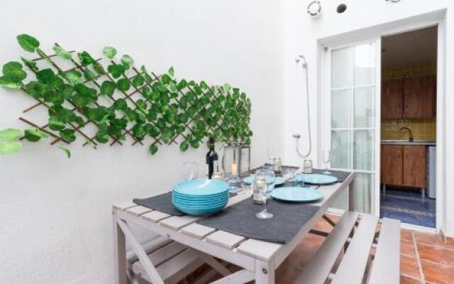 Gr0-Quiet Apartment, Private Backyard, Walk To Old Town