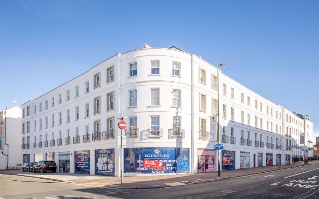 Elliot Oliver - Luxury 3 Bedroom Town Centre Apartment With Parking